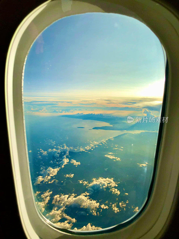 The scene taken from the window of the plane overlooking the sea of ​​Nha Trang